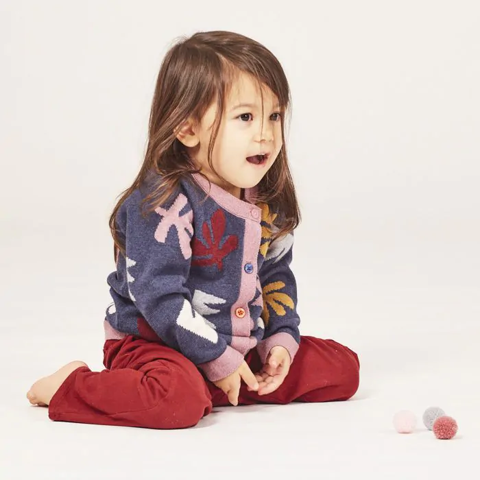Baby-Strickjacke mit buntem Muster, Modell OVA von Sense Organics – Bild 4