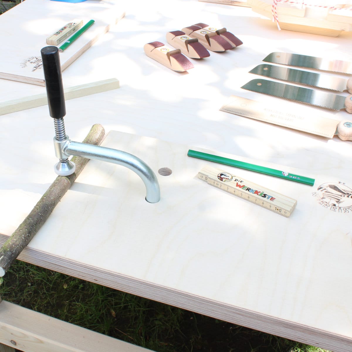 Werkdachs Werktisch für 4 Kinder mit Spannklemmen – Bild 6