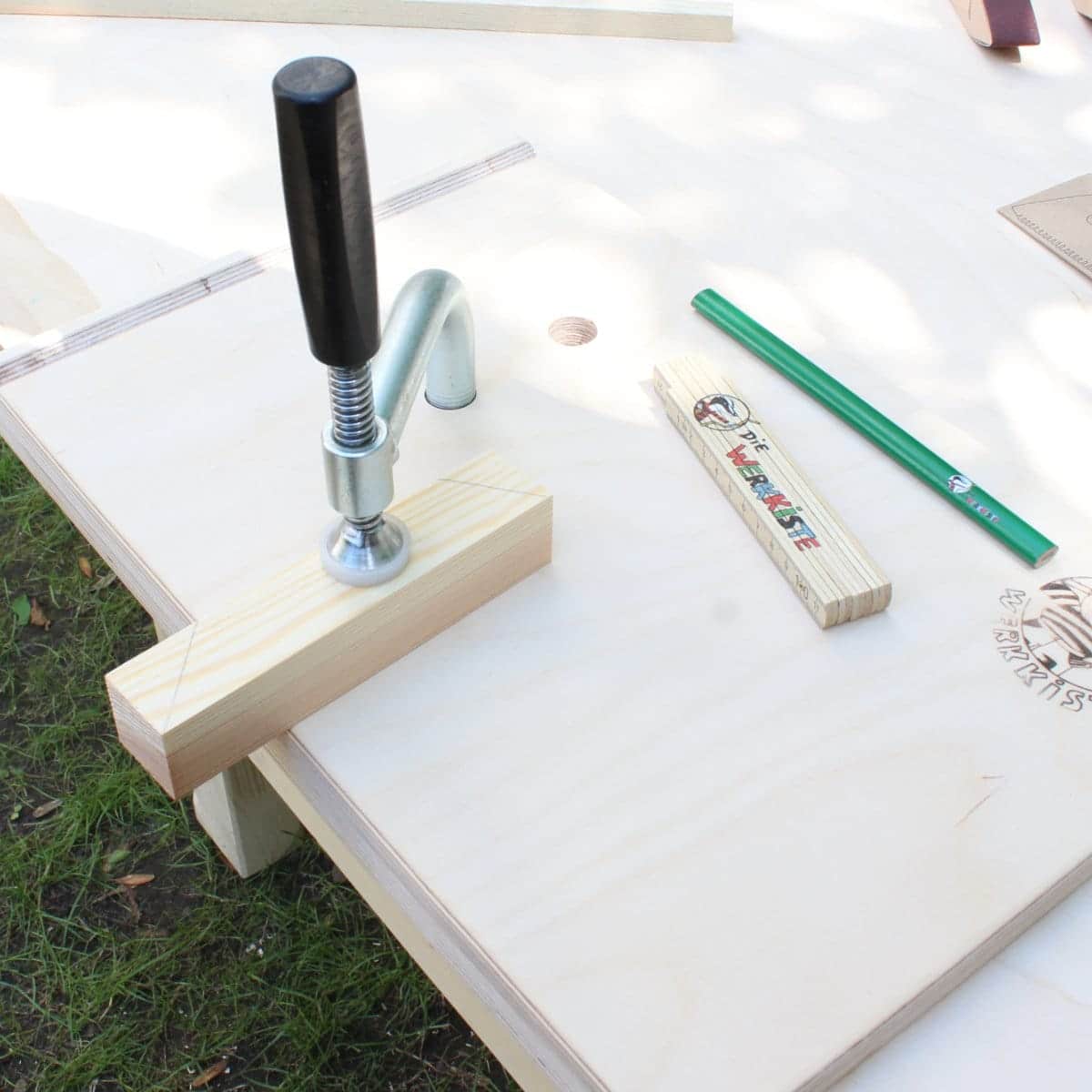 Werkdachs Werktisch für 4 Kinder mit Spannklemmen – Bild 4