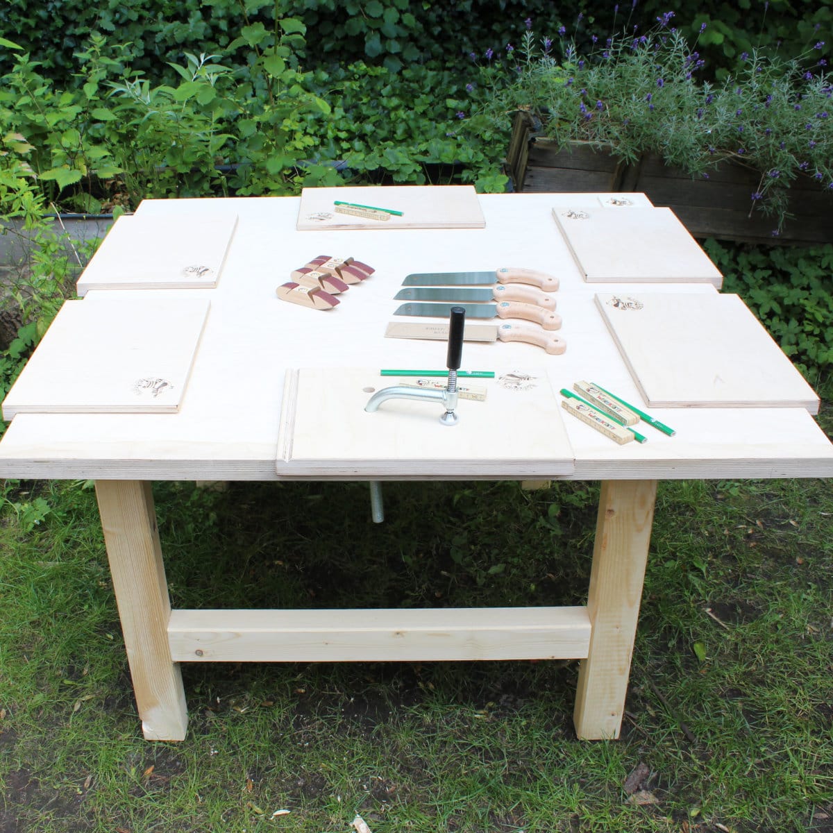 Werkdachs Werktisch für 4 Kinder mit Spannklemmen