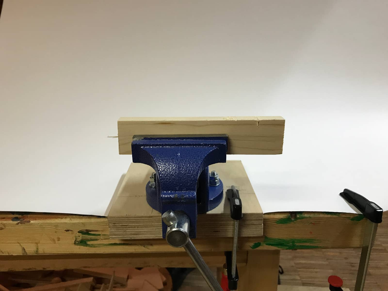 Schraubstock mit Holzsockel